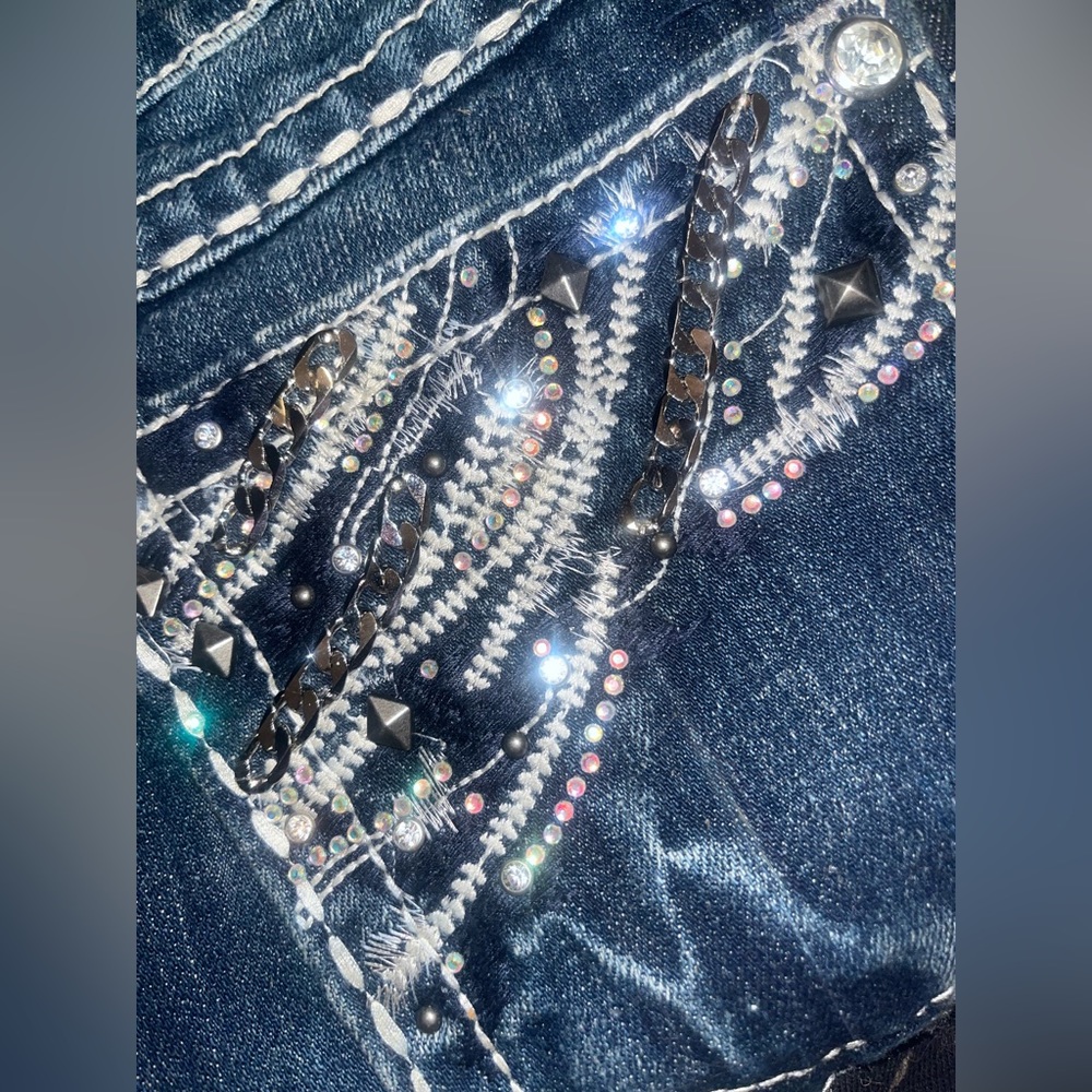 Miss Me Jeans Size 27 /31 Easy boot
cut super sweet bling blitz rare
brand new